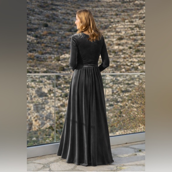 Elegant Long Sleeve Gray velvet Maxi Dress - Picture 3 of 12